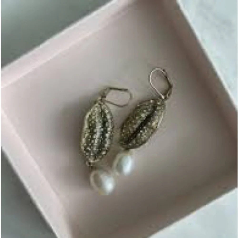 Giambattista Valli x H&M Pearl & Crystal Drop Earrings – Boxed - Picture 2 of 8